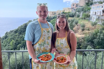 In einer villa in positano lernst du gnocchi und tiramisù zuzubereiten, genießt lokalen wein und wirst von montepertuso abgeholt. inklusive mittagessen bei einer familie.