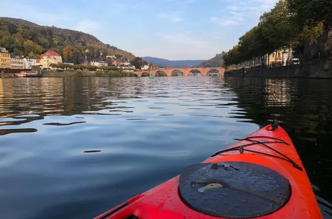Kayak en Heidelberg: Rema por el Neckar junto al puente viejo