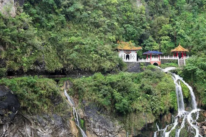 Taroko Gorge tour: Marble cliffs, bridges & coast
