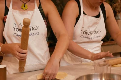 Descubra uma cozinha em florença, faça massa fresca e gelato com um chef local. aula prática, vinho à vontade e receitas digitais para levar para casa.
