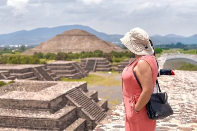 Descubre teotihuacán sin desvíos ni paradas comerciales. recorre la calzada de los muertos, sube las pirámides antiguas y explora con guía certificado—incluye transporte.