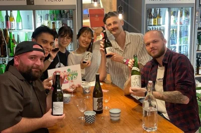 Plongez dans la vie nocturne de shibuya à tokyo avec un pub crawl guidé : shots gratuits, bars locaux, clubs avec dj et rencontres inoubliables. entrées incluses et point de rendez-vous facile.