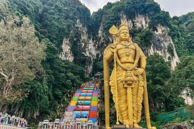 Erlebe kuala lumpur hautnah bei einer privaten halbtagestour zu den batu caves, dem thean hou tempel und der nationalmoschee – inklusive hotelabholung und flexiblen startzeiten.