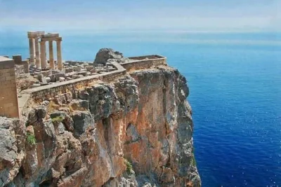 Découvrez le coucher de soleil sur le temple de poséidon au cap sounion, traversez la riviera athénienne et savourez un déjeuner grec traditionnel face à la mer. prise en charge et chauffeur loca