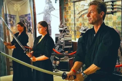 Découvrez l’univers des samouraïs à tokyo : essayez une armure authentique, apprenez les gestes du katana et posez avec des épées au musée des samouraïs. tenue, cours et petit groupe inclus.
