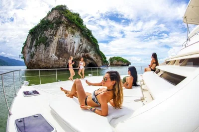 Feel the sea breeze on a puerto vallarta yacht cruise with snorkeling at majahuitas cove, deli lunch, and unlimited open bar—includes gear and paddleboards.
