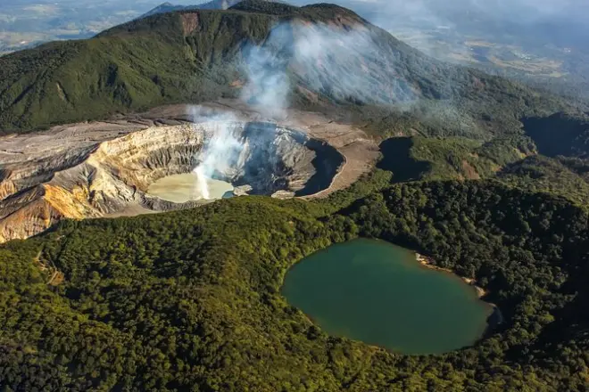Volcan Poás depuis Alajuela : Cratère et fumerolles actives