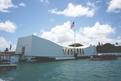 Da kauai a oahu per un giorno tra i luoghi storici di pearl harbor, dal memoriale uss arizona alla corazzata missouri. volo e pranzo inclusi.
