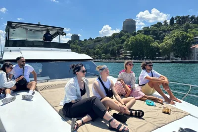 Découvrez le bosphore d’istanbul de près lors d’une croisière en petit groupe à bord d’un yacht—palais, ponts et mosquées défilent, avec thé turc, snacks et guide local.