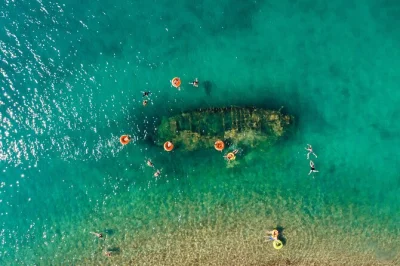 Navega desde split a la laguna azul, nada y haz snorkel en la bahía de nečujam, y pasea por el pueblo de maslinica. incluye almuerzo, bebidas y equipo de paddle.