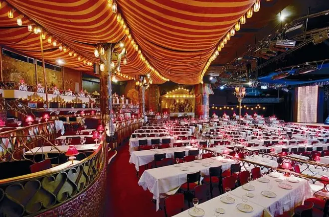 Cena e spettacolo al Moulin Rouge con Cancan, 3 portate e champagne