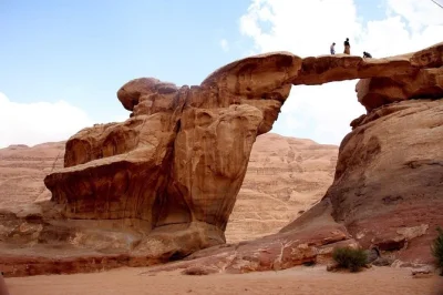 Erkunde wadi rum mit dem jeep, besteige rote sanddünen, besuche lawrence’s spring, antike felsgravuren und genieße ein beduinen-mittagessen. buche jetzt dein wüstenabenteuer.