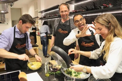 Vivi un’esperienza in cucina a lisbona, prepara piatti tipici portoghesi insieme a una guida locale e gusta vino a tua postazione. ricette inviate dopo la lezione.