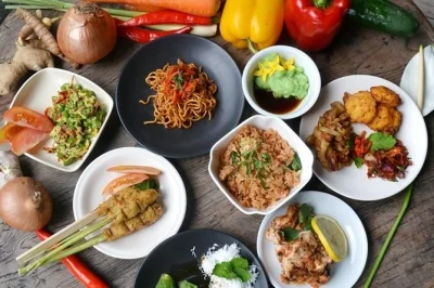 Empieza tu día en ubud con una clase de cocina balinesa que incluye tour por el mercado, lecciones prácticas y almuerzo. recetas, certificado y ayuda para transporte incluidos.