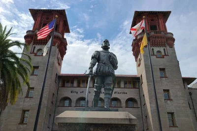 Scopri la storia di st augustine con un tour a piedi in piccolo gruppo, ascolta storie inedite al castillo de san marcos, flagler college e memorial presbyterian church. guida certificata inclusa.