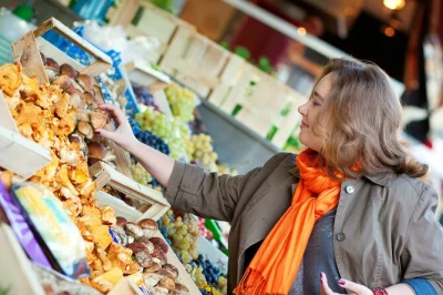 Dégustez fromages, charcuterie et vins dans le quartier le marais à paris avec un guide local. arrêts au marché, restaurants et crêpes à la place des vosges.