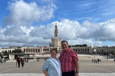 Entdecke fatimas stille andacht, probiere ginjinha in Óbidos und erlebe die tosenden wellen von nazaré – alles bei einem privaten tagesausflug mit hotelabholung und lokalem guide.