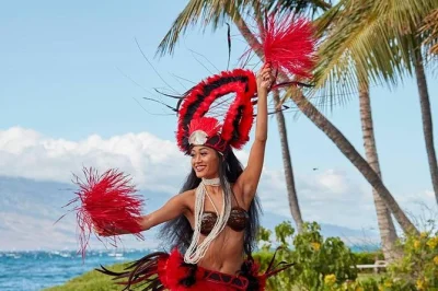 Erlebe das te au moana luau in maui mit traditionellem hawaiianischem essen, live polynesischem tanz und spektakulärer feuermessershow – inklusive lei-begrüßung.