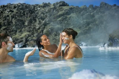Disfruta de la laguna azul en islandia, sumérgete en aguas termales ricas en minerales y toma una bebida incluida con tu entrada. traslados privados o compartidos disponibles para mayor comodidad.