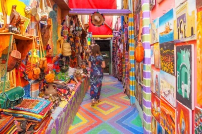 Erlebe die verwinkelte fez medina mit privatem guide, triff handwerker, tauch ein in das marktleben und entdecke historische madrasas. inkl. hoteltransfer, teepause & flexiblem tempo.