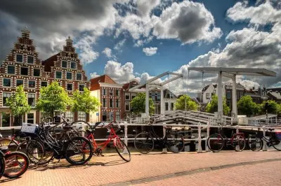 Haarlem Old Town Private Walking Tour: Canals and local beer