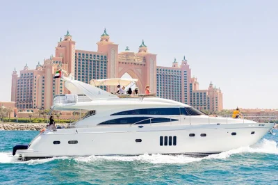 Découvrez dubai marina à bord d’un yacht de luxe, profitez d’un bbq en direct et de boissons, admirez palm jumeirah et bluewaters. guide, équipage, repas et boissons inclus. réservez vite.