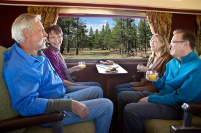 Sube al grand canyon railway desde williams para un viaje en tren vintage, show del viejo oeste y llegada al histórico depósito del cañón. incluye boletos ida y vuelta.