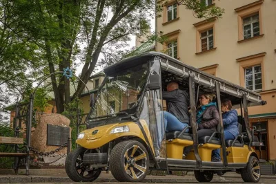 Scopri il quartiere ebraico di krakow, i luoghi del ghetto della seconda guerra mondiale e la fabbrica di schindler con un tour in eco buggy, guida audio in inglese, soste fotografiche e pickup inclus