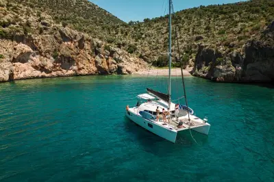 Catamarã em Nafplio: Passeio privado com nado e stand-up paddle