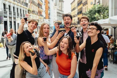 Découvrez madrid et le quartier de la latina avec un guide local, dégustez de vraies tapas, savourez du vermouth, et partagez des histoires—service prioritaire et menu inclus, boissons et guide co