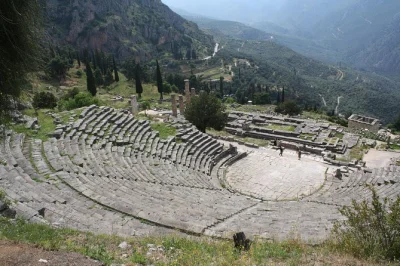 Descubre delphi desde atenas en un tour privado con historias locales, vistas de montaña y un almuerzo griego auténtico—incluye recogida en hotel.