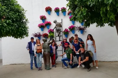 Entdecke carmonas ruhige gassen, besuche die mezquita und synagoge in córdoba und schlendere durch blumenreiche patios – mit abholung ab sevilla.