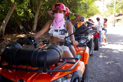 Scopri la giungla di cozumel con un tour privato in jeep e atv fino a jade cavern, sali sul faro di punta sur, assaggia tequila e rilassati con un pranzo in spiaggia. trasferimenti inclusi.