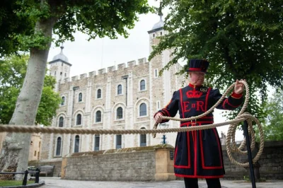 Entra temprano a la torre de londres, conoce a un beefeater en privado, admira las joyas de la corona de cerca y recorre las murallas históricas sin filas ni esperas.