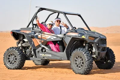 Vivez l’aventure du désert de dubaï avec buggy, balade à dos de chameau, sandboard et un dîner bbq en plein air. transfert hôtel et guide local inclus.