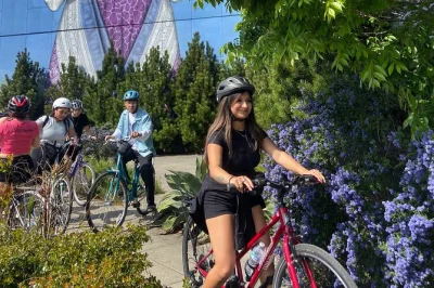 Descubre el lado creativo de portland en un tour en bici relajado: recorre barrios locales, cruza el puente tilikum, visita jardines de rosas y prueba donas. bicis incluidas.