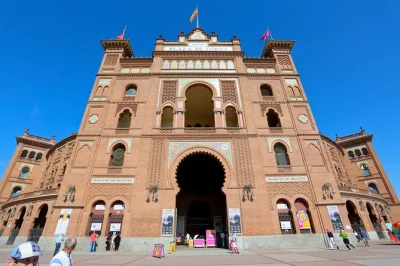 Découvrez l’arène de las ventas à madrid, visitez librement le musée, testez le jeu de corrida virtuel et profitez d’un audio guide inclus pour une immersion totale.