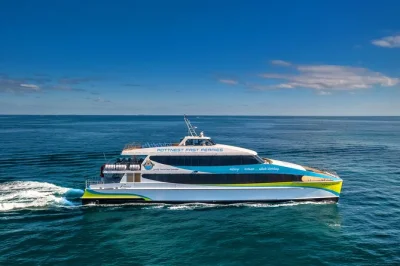 Parti da hillarys con un traghetto veloce per rottnest island, scopri spiagge tranquille, incontra i quokka e approfitta del parcheggio gratuito e del pick-up in hotel opzionale.