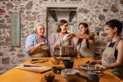 Découvrez athènes à travers un cours de cuisine pratique à kerameikos, baladez-vous au marché local et savourez un déjeuner au jardin avec du vin. tous les plats sont inclus.