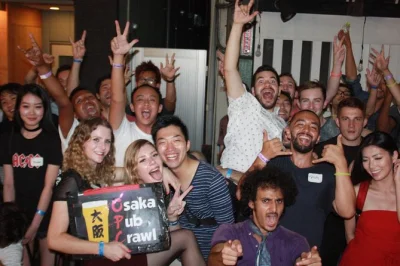 Erlebe osaka bei einer geführten pub crawl tour durch shinsaibashi mit drink-rabatten, club-eintritt und einer gruppe, die sich sofort wie freunde anfühlt. inklusive shots & partyspiele.