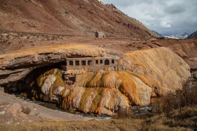Descubra a beleza dos andes em um passeio de um dia saindo de mendoza para aconcágua e puente del inca, com transporte e guia bilíngue local. paisagens, história e histórias reais.