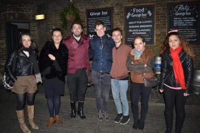 Descubre el lado oscuro de londres en un tour a pie desde george inn, con personajes disfrazados, explorando borough market y terminando con una pinta. incluye guía.