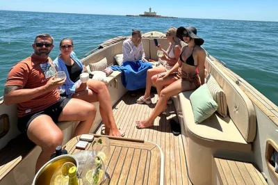 Entdecke lissabons berühmte sehenswürdigkeiten bei einer entspannten tejo-flussfahrt mit pastel de nata, offener bar und freundlicher crew. inklusive abholung am hafen und gemütlicher kleingruppe.