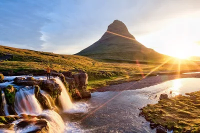 Descubre kirkjufell, disfruta un almuerzo casero islandés en una granja de caballos y pasea por playas negras. incluye recogida en reikiavik y guía en grupo reducido.