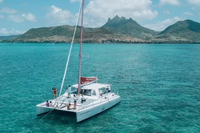 Disfruta del crucero en catamarán en mauricio, haz snorkel cerca de la cascada grse, saborea un almuerzo bbq a bordo y relájate en ile aux cerfs. incluye bebidas y equipo.