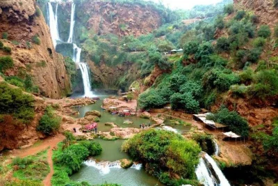 Erlebe die ouzoud-wasserfälle hautnah, entdecke wilde affen und genieße eine bootsfahrt – inklusive abholung in marrakesch und lokalem guide. mittagessen mit traumhafter aussicht inklusive.