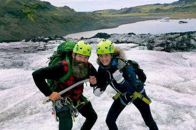 Siente la bruma en seljalandsfoss, recorre el glaciar sólheimajökull y pasea por la playa de arena negra de reynisfjara en esta excursión en grupo pequeño por la costa sur de islandia con todo el 