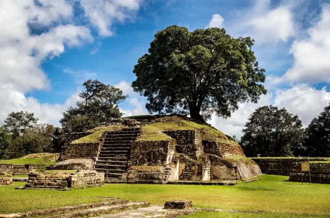 Ruínas de Iximché e cidade de Antigua saindo da Cidade da Guatemala