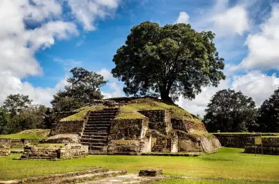 Ruínas de Iximché e cidade de Antigua saindo da Cidade da Guatemala