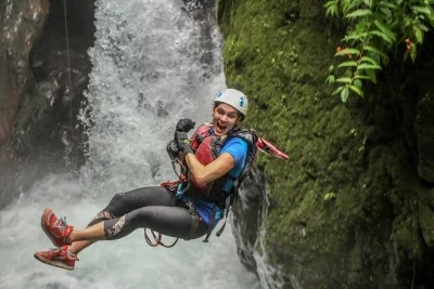 Erlebe im adr waterfall park costa rica nervenkitzel pur mit ziplining, abseilen, tarzan-schwung, sprüngen in wasserfälle, mittagessen & hoteltransfer ab quepos oder manuel antonio.
